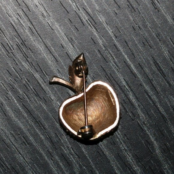 APPLE Rhinestone Brooch Pin - J.J. Jonette Jewelry Company SIGNED - Picture 6 of 8